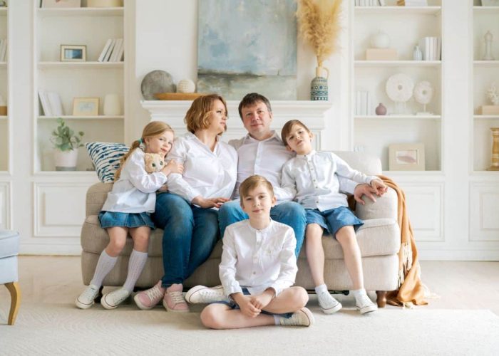 משפחה יושבת על ספה בסלון